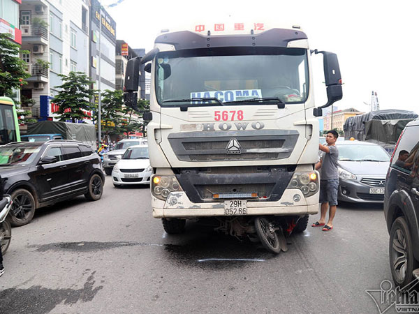 Ô tô cán chết tài xế xe ôm, đường Phạm Văn Đồng ùn tắc trong mưa