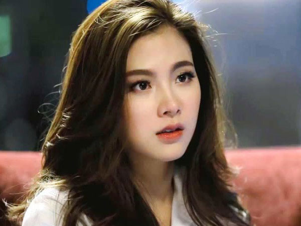 Sáng nào nhìn camera cũng thấy giúp việc ôm chăn rời khỏi phòng khách, nghi ngờ chồng 'ăn vụng' vợ quyết thức cả đêm rình và nhận kết quả không tưởng