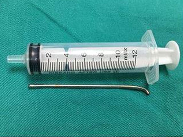 Thanh niên 18 tuổi bị đinh dài 7 cm 'du lịch' từ vai xuống tận phổi