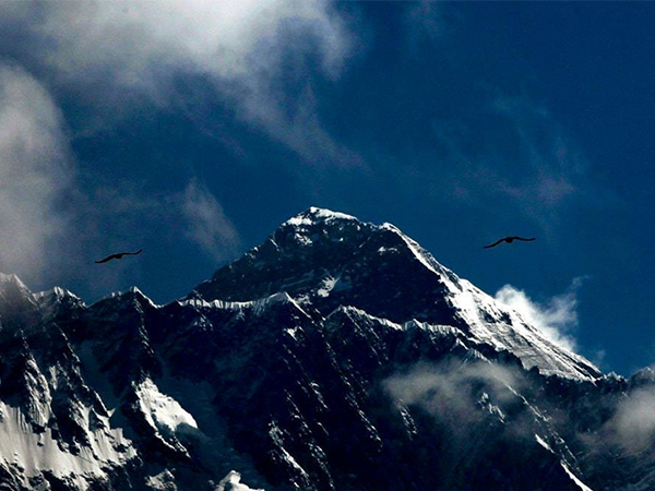 Băng tan phơi bày thi thể trên đỉnh Everest nhiều hơn bao giờ hết
