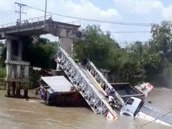 Cầu ở Đồng Tháp bị sập, xe tải rơi xuống kênh