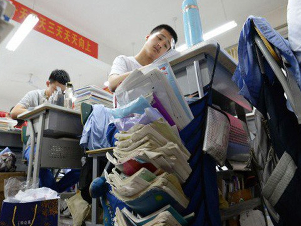 Mùa hè toát mồ hôi hột của học sinh Trung Quốc: Điểm cao mới được dùng điều hòa, nhà trường thậm chí còn mạnh tay cắt điện những lớp không đạt tiêu chuẩn?