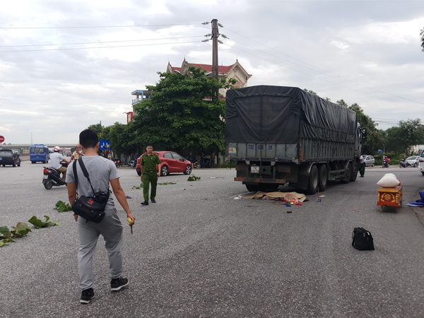 Nghệ An: Mẹ cùng con gái 8 tuổi chết thảm dưới bánh xe tải