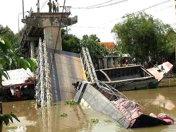 Người dân kể lại giây phút cầu ở Đồng Tháp sập