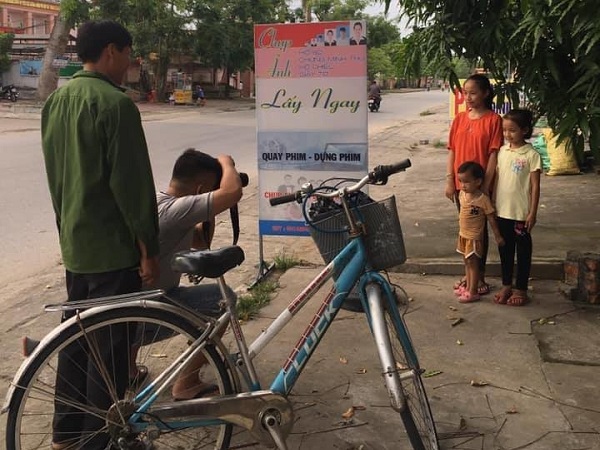 Ông bố đưa con ra tiệm ven đường chụp ảnh, bình dị thôi mà sao nghẹn ngào đến thế!