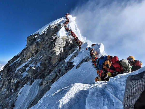 Tại sao lại có quá nhiều người bỏ mạng trên đỉnh Everest năm nay?
