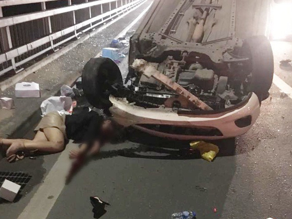 Vụ xe ô tô Mazda 2 lật ngửa trên cầu Nhật Tân: Cô gái nguy kịch, tài xế xe bồn bị đưa về trụ sở công an