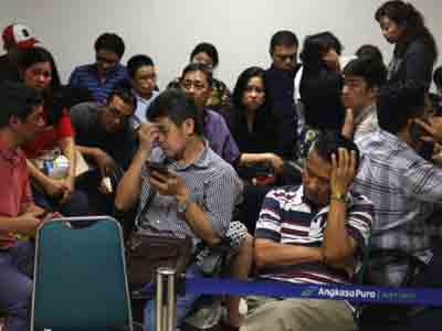 AirAsia QZ8501: Gia đình nạn nhân bị đuổi khỏi khách sạn