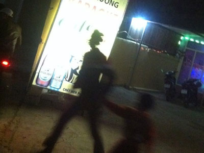 Bịt mặt xông vào quán karaoke bắn gục ông chủ trong tiệc sinh nhật