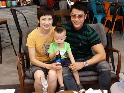 Thúy Vinh đưa con sang Singapore đón năm mới cùng chồng
