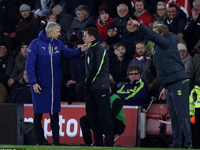 Cảnh sát bắt CĐV xuống sân truy vấn HLV Wenger