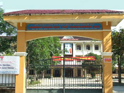 Côn đồ xông vào trường đánh thầy giáo trọng thương