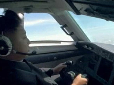 Nhà lãnh đạo Triều Tiên Kim Jong-un trổ tài lái chuyên cơ