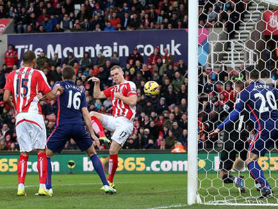 Stoke 1-1 M.U: Quỷ đỏ thoát thua