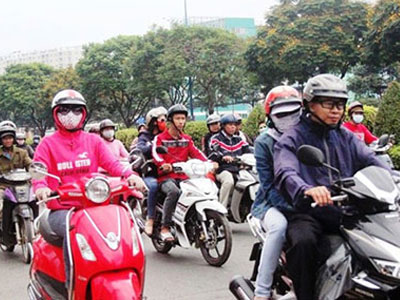 Trở lạnh đầu năm, người Sài Gòn mặc áo ấm ra đường