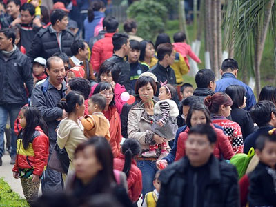 "Biển người" tại các điểm vui chơi ở thủ đô