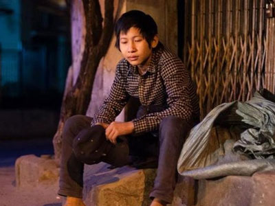 Cảm động cậu bé lên Hà Nội nhặt rác... nuôi bà