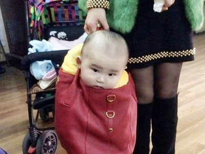 Cư dân mạng phẫn nộ trước cảnh mẹ nhét con vào túi