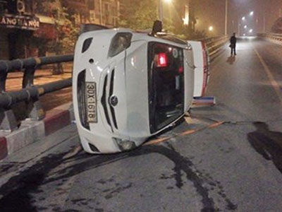 Đâm cột đèn, taxi lật nhào trên cầu vượt lúc rạng sáng