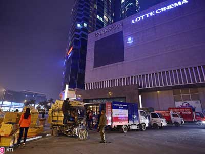 Parkson đột ngột đóng cửa, các quầy hàng chuyển đồ trong đêm