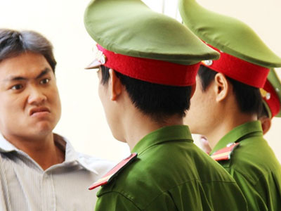 Bỏ nhà lánh nạn vì sợ nguyên đơn hành hung