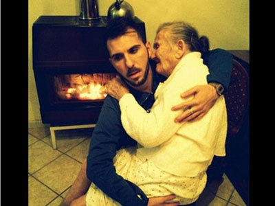Bức ảnh cháu trai bế bà mắc bệnh Alzheimer hút hơn 400.000 lượt "like"