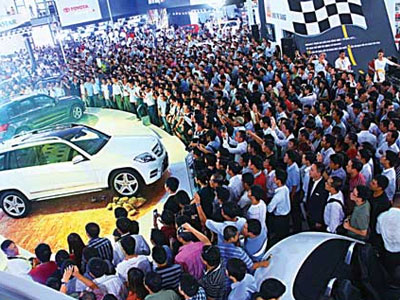 Cháy hàng ôtô sang: Dân Việt chơi hoang thời khó