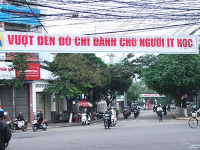 Gỡ băng rôn phản cảm "Vượt đèn đỏ chỉ dành cho người ít học"