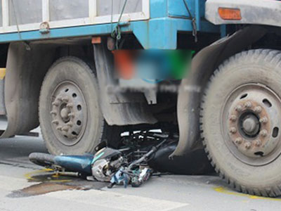 Va chạm xe tải, lái xe máy bị cán lên người
