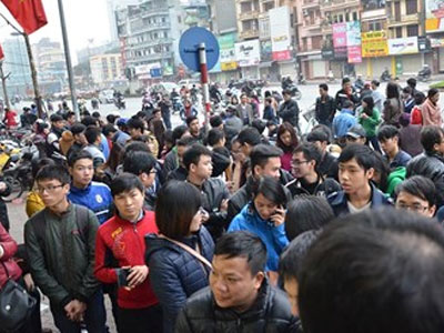 Hàng trăm người xếp hàng từ tờ mờ sáng mua vé xe Tết