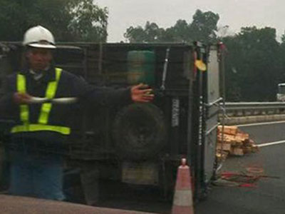 Xe tải chở gỗ nổ lốp lật nhào trên cao tốc Nội Bài – Lào Cai