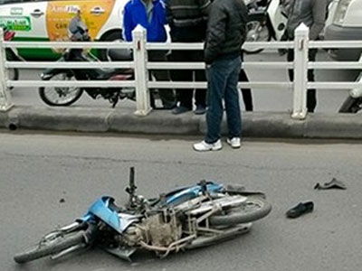 Đâm lõm cột đèn, hai thanh niên nguy kịch