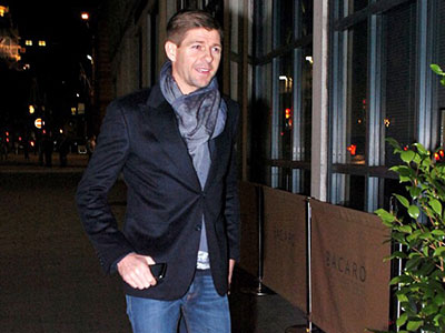 Gerrard đánh chén mừng hợp đồng, đón sinh nhật Skrtel