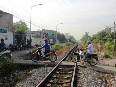 Người chồng đau đớn bên thi thể vợ bị tàu hỏa tông