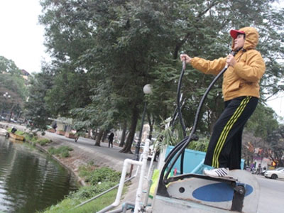 Người Hà Nội vừa tập thể dục vừa lọc nước hồ