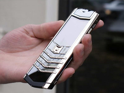 Tài xế taxi trả lại khách điện thoại Vertu 250 triệu đồng