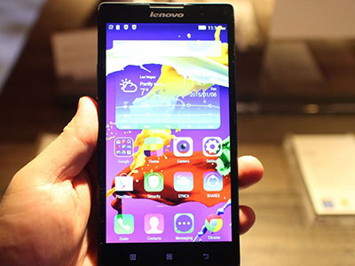 Cận cảnh smartphone đầu tiên dùng chip Intel Atom 64-bit