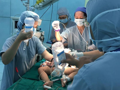 Cứu sống cháu bé bị cha ruột đâm thấu ngực