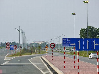 Tài xế “bóc mẽ” hệ thống biển báo “lỗi" ở cầu Nhật Tân