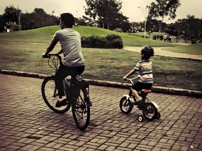 Vắng Hà Hồ Subeo đạp xe đi chơi cùng bố