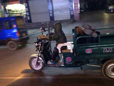 Bé 7 tuổi “bá đạo” một mình lái xe chở bố say rượu