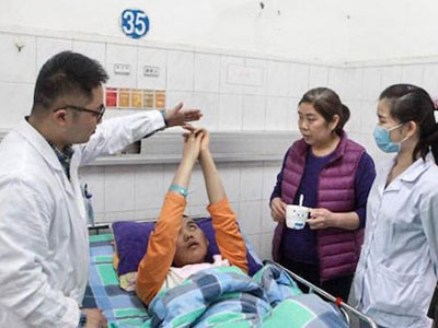 Đang hôn mê, chàng trai bỗng tỉnh dậy khi nhìn thấy tiền