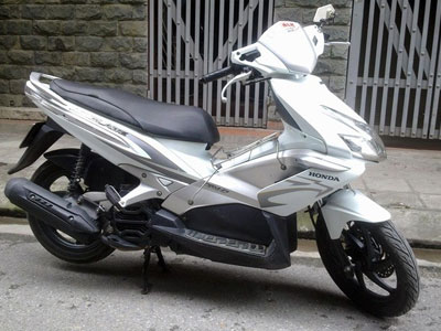 Honda Air Blade 110 Fi cũ bán giá tương đương xe mới