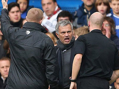 Mourinho bị phạt nặng vì "tuyên chiến" với FA