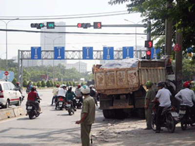 Xe ben “điên” đại náo trên đại lộ giữa Sài Gòn