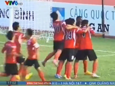 Clip: Pha đánh đầu ghi bàn và ăn mừng như Cristiano Ronaldo của Chí Công