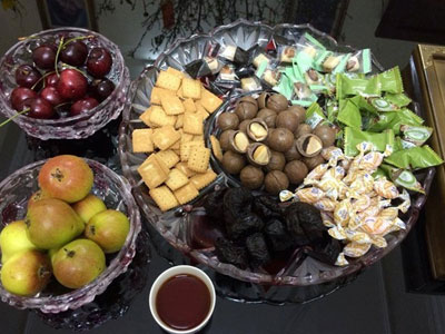 Người Hà Nội chi tiền triệu đặt quà vặt ăn Tết