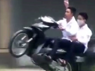 Thú chơi ngông: Thả hai tay khi đi xe máy