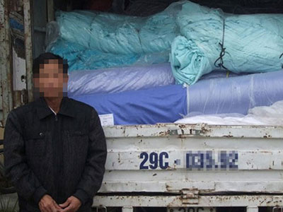 Chồng “đột nhập” chính nhà mình trộm 2 tấn vải vóc