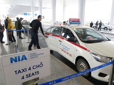 "Loạn" taxi Nội Bài: Không xếp hàng còn dọa mách lãnh đạo!